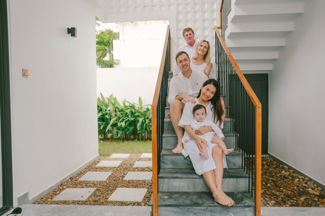 Familia Posando Na Escada Com Roupas Brancas RJsxJ WQQh0