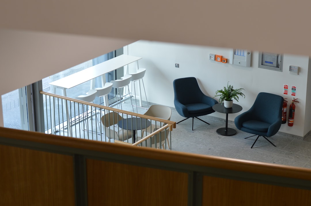 Cadeira Preta E Branca Ao Lado Da Mesa De Madeira Branca bU0fragYbTs