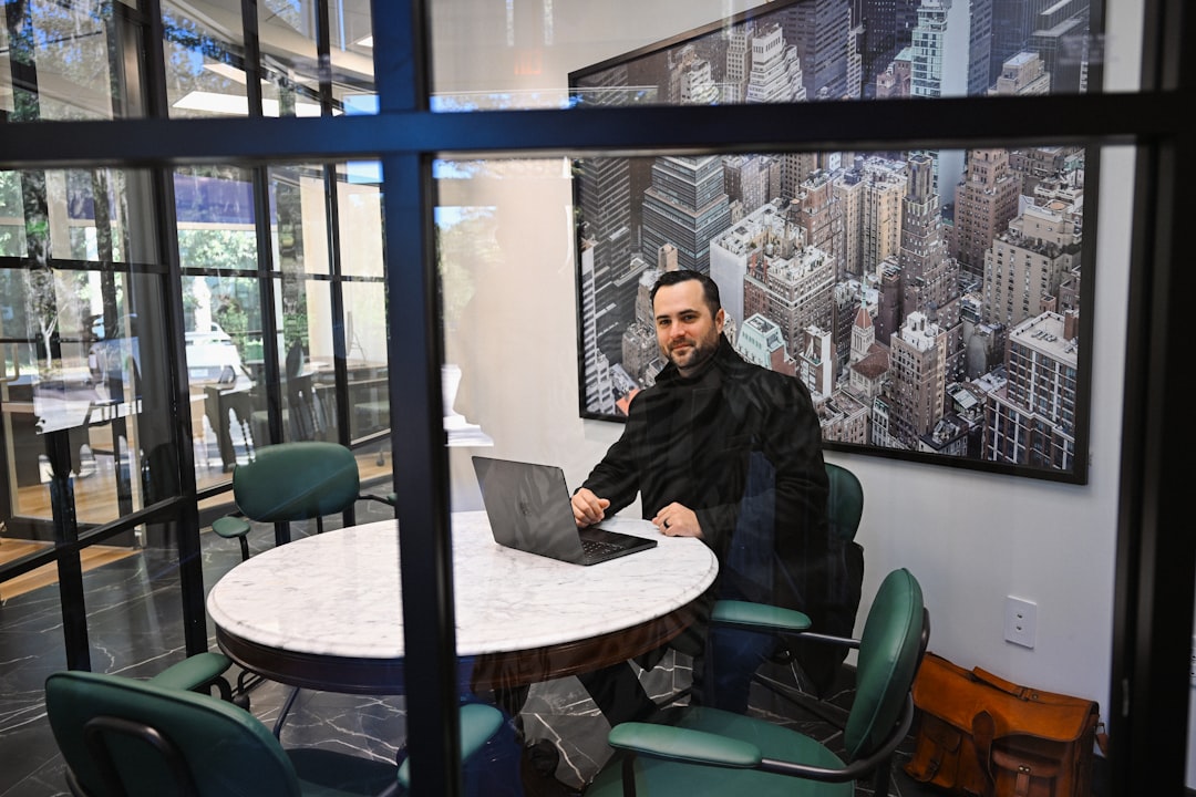 Homem Trabalhando No Laptop Em Uma Sala De Reunioes Moderna De Escritorio dtmlBBbtl K