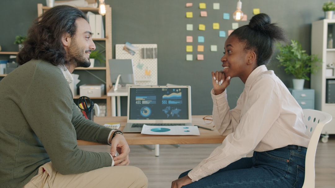 Dois Colegas Discutindo Trabalho Em Um Desk UOalOTfpzlE