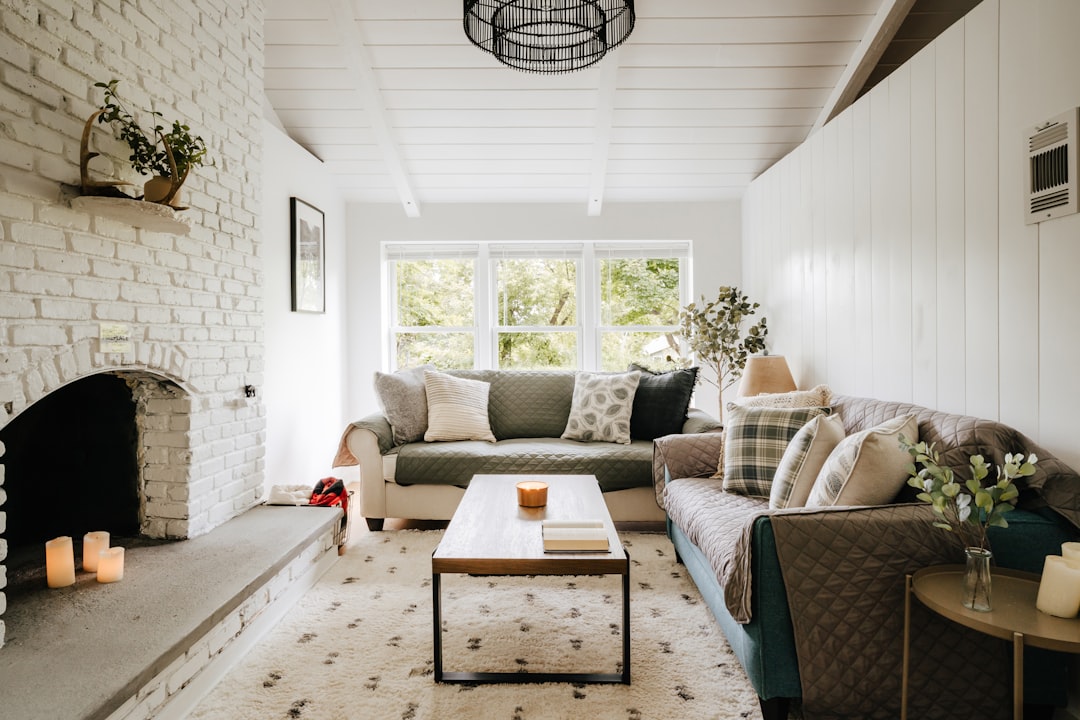 Uma Sala De Estar Cheia De Moveis E Uma Lareira _TuOhqIDwc8