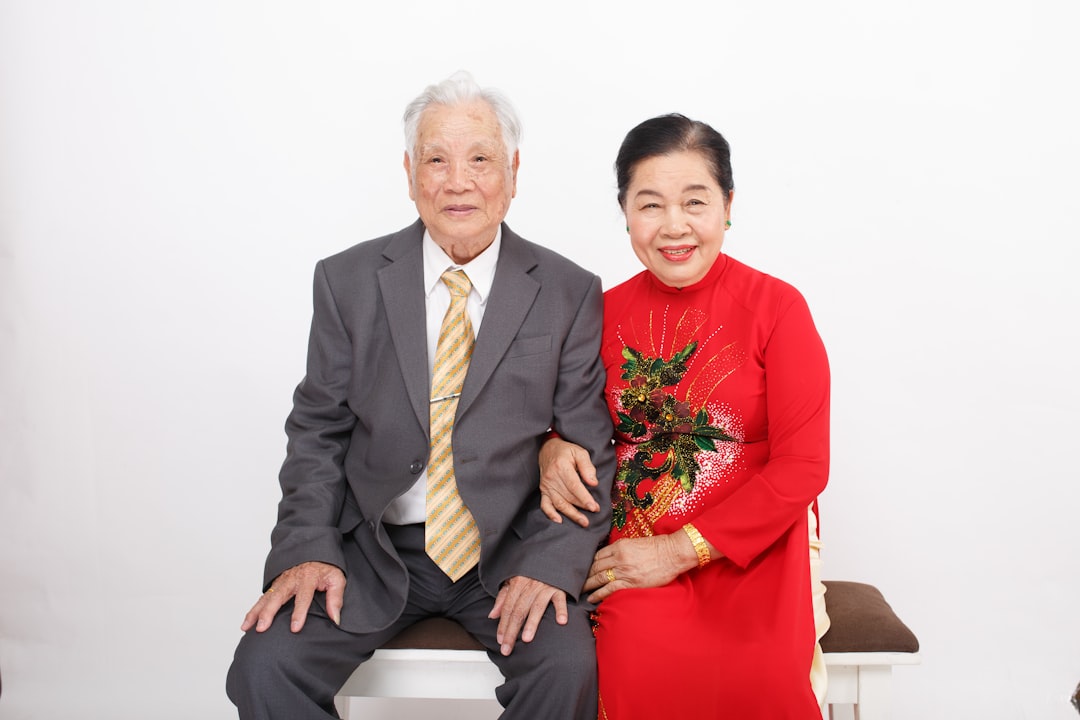 Um Homem E Um Mulher Sentando Ligado Um Banco B odeU0qiPI