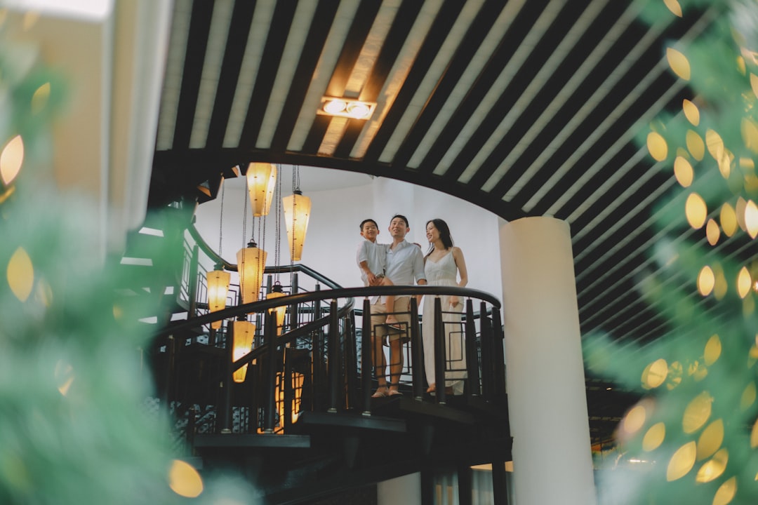 Familia Em Pe Em Uma Escada Em Espiral Dentro De Casa OEPyPTFOJRg