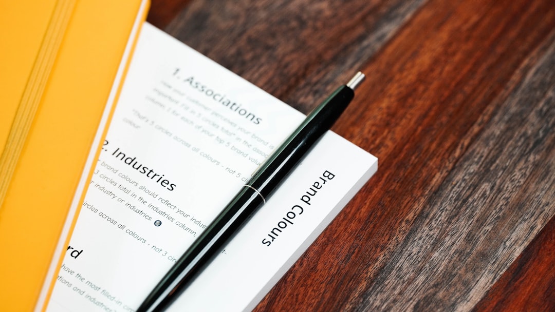 Uma Caneta Sentada Em Cima De Um Pedaco De Papel 8BPTcfgAYU0