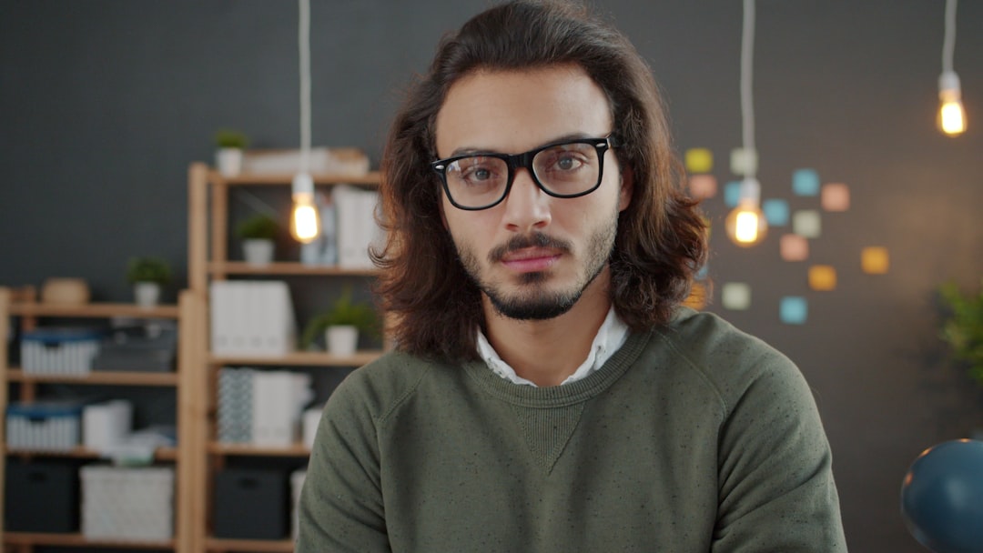 Homem Com Vidros E Cabelo Comprido No Escritorio H4XrY49eEZs