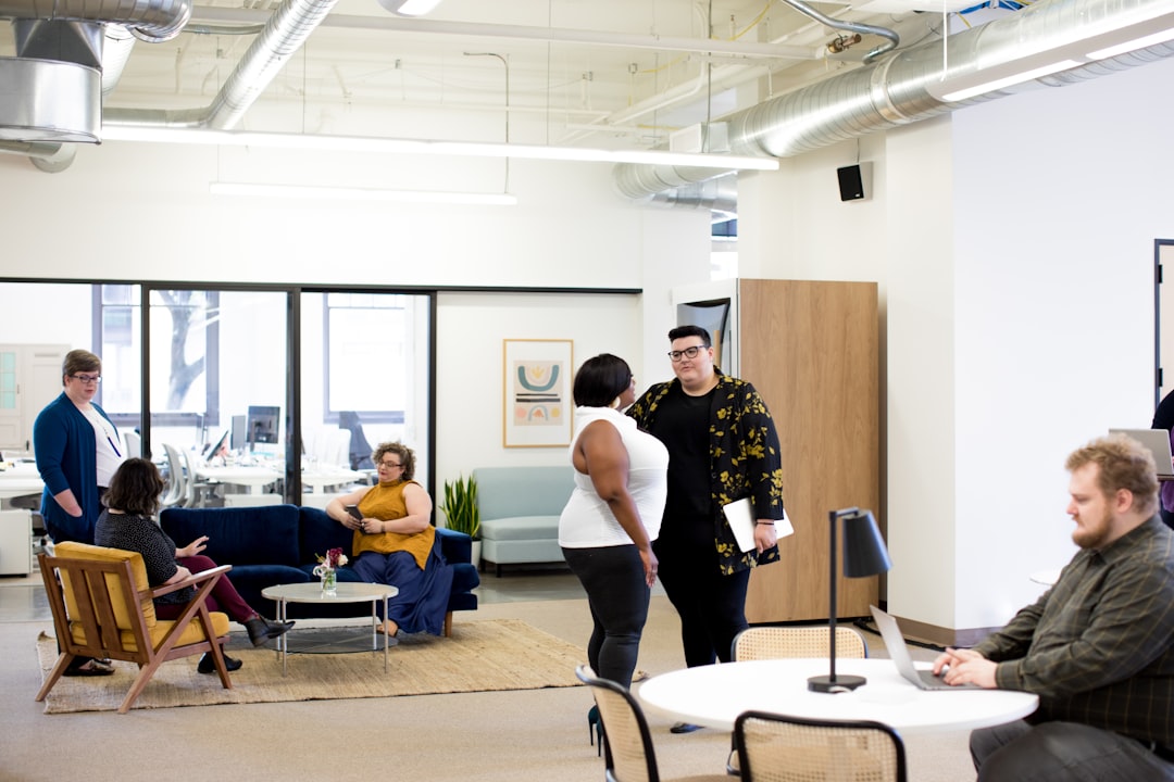 Homens E Mulheres Dentro De Uma Sala Q3l3VVARmOE