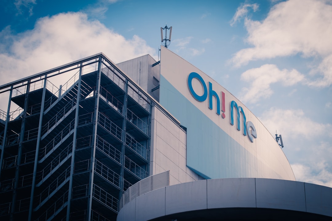 Um Grande Edificio Com Uma Placa Em Cima Dele JEFitDlpAME